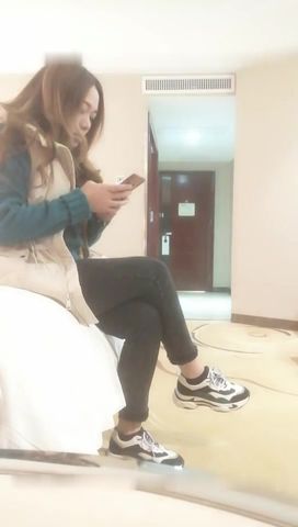 招嫖小卡片找来两个妹子玩双飞哈哈每天吃几个生蚝就是厉害