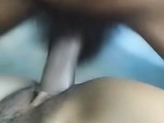 少妇微微舔着粗黑的大屌被道具玩着骚逼，主动上位无套抽插流出好多白浆