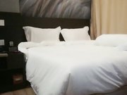 颜值一般般口活不错很骚的少妇开房偷拍套子都用完了还没满足