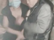 骚货女主播晚上跟两个大叔野战