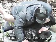 林中老头求欢半老徐娘完事后百元大钞挥出