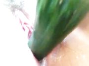 还未破处的高中小妹初次表演拿黄瓜自慰 水超多