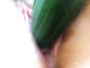 还未破处的高中小妹初次表演拿黄瓜自慰 水超多