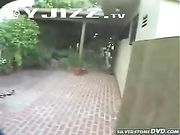 温泉边初次插入了白嫩女友的菊花 真特么紧