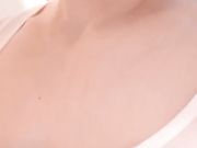 大奶美颜女主播自慰在洗手间把自己玩尿了