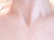 大奶美颜女主播自慰在洗手间把自己玩尿了