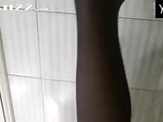 发育蛮不错的白嫩大奶中学生穿黑丝浴室手淫 手机放倒正对着小嫩B