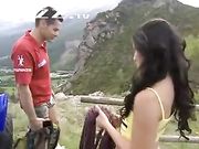 年轻情侣挑战极限做爱 蹦极时悬在空中快炮抽插真刺激