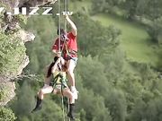 年轻情侣挑战极限做爱 蹦极时悬在空中快炮抽插真刺激