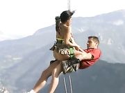 年轻情侣挑战极限做爱 蹦极时悬在空中快炮抽插真刺激