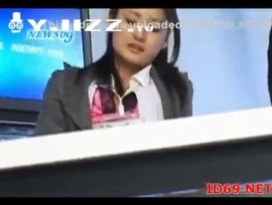 淫荡的新闻直播员 做直播时欲望来袭爽了一波