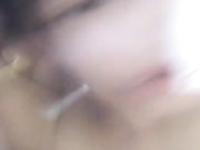 非常骚的哺乳人妻，按着炮友的头舔逼，吸口乳汁喂他喝，被压在身下爆草内射