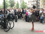 在人群中让人摸奶子,摸逼逼,真刺激