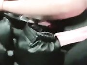 苗条嫩妹夜晚户外车震啪啪 车后座大力猛操灯照近距离特写