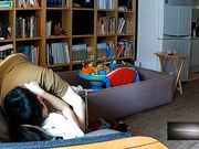 漂亮小美女到男友家做客时大中午就被按在沙发上扒光衣服激烈爆插