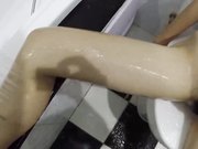 高挑妹子迷晕拖到卫生间洗澡剃毛，口交玩弄冲洗，拍摄角度完美颜值高