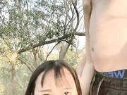 鸭舌帽苗条妹子【小乳猪】和炮友户外小树林啪啪