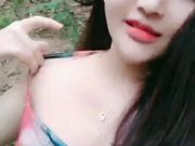 皮肤白皙性感的女神级美女为了赚钱不惜和2直播男网友郊区野战啪啪