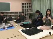 暴风雨持续降临的一周间、与发情的男人们持续密着中出的我蕾