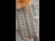 吃宵夜灌醉美女同事带回宿舍请她吃鸡巴呕吐物把床都弄脏了在地板干她