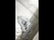 吃宵夜灌醉美女同事带回宿舍请她吃鸡巴呕吐物把床都弄脏了在地板干她