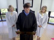 父亲组织儿女们一起练习合唱   没想到却成了孩子们性爱的场合