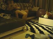 与酒吧坐台小姐健身球上做爱第2部这么玩貌似很危险