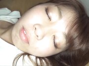 下药刚读大学涉世未深的白嫩小姑娘带回住所各种玩弄