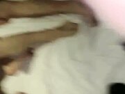 淫乱房间的群P活动，两个年轻小学妹被渣男带到酒店啪啪