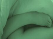 女子睡觉的时候被继父进入房间乱伦强奸