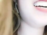 性瘾大的瑞雯勾引小哥，灵活的舌头舔弄着马眼，床上69激情口活