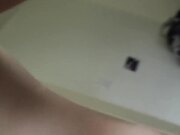 在门后偷拍小女友换衣服