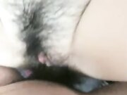 丰满身材毛毛浓密大屁股少妇和炮友激情啪啪，床边翘起屁股后入