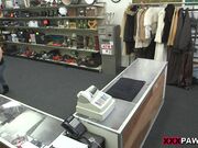 最新剧情演绎杂货店混血漂亮收银员美女被金钱引诱店内偸偸给顾客口交