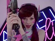 可爱唇钉妹子COS守望先锋D.Va自摸啪啪拨开内裤露无毛粉逼