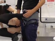 【今日推荐】公厕调教啪啪操美腿乖乖女 无套激情抽插啪