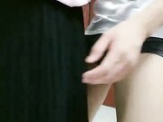 厂长勾搭女员工穿裙子扒起来就是方便，脱光按在床上激情抽插叫声骚浪