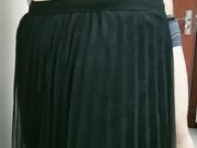 厂长勾搭女员工穿裙子扒起来就是方便，脱光按在床上激情抽插叫声骚浪