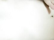 厂长勾搭女员工穿裙子扒起来就是方便，脱光按在床上激情抽插叫声骚浪