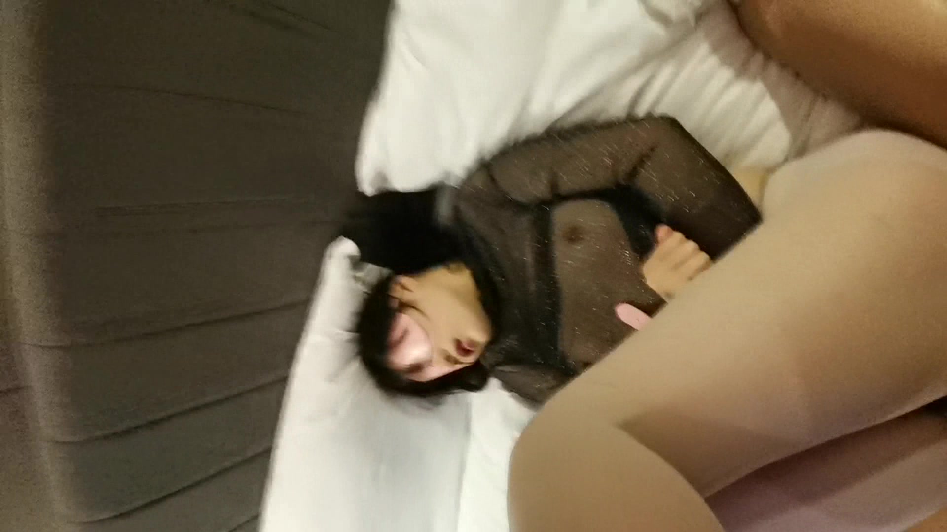 18岁女友醉酒瘫软在床被男友迷操暴插 白丝肉丝情趣内衣 迷迷糊糊的呻吟和娇喘