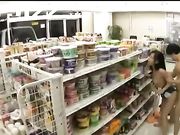 初次和超美女友在便利店羞怯的操逼 女友太紧张没一会就喷水了