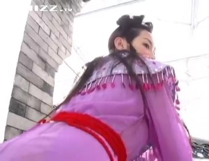 还在读高中的妹子为了给家里补贴家用居然大胆尝试做裸模