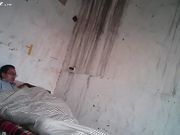 棚户区站街女为了赚钱连续接客 最后B里都没水了客户抱怨不已