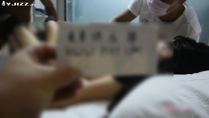 大奶少女馨馨背着男友和网友酒店3P激情 两根大屌的抽插让她特别享受颤抖的感觉