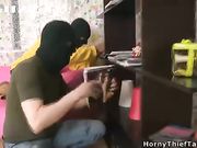 克里斯汀娜被两个蒙面男子骗到家中轮流强上了