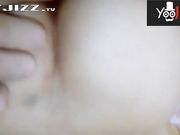 趁性感白嫩的小姨子在睡觉偷偷拉掉内裤挑逗她 不小心把她弄醒了 没想到不反抗还很配合