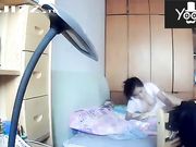 家用摄像机偷录貌似网络主播独守空房的宝妈给孩子喂奶 性感肚兜真是惹火