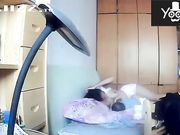 家用摄像机偷录貌似网络主播独守空房的宝妈给孩子喂奶 性感肚兜真是惹火