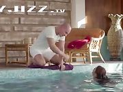 北美小情侣大清早公共泳池激情爱爱 水里面玩的不够刺激还是上岸来搞