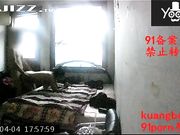 双机位拍摄素质哥单身宿舍双飞两个兼职卖保健品的气质少妇